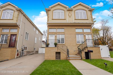 Photo of 662 Quincy Avenue, Staten Island, NY 10305 (MLS # 2406390)