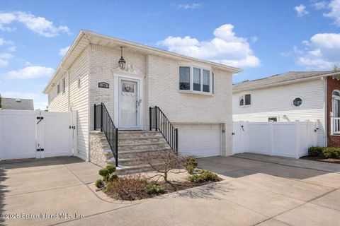 Photo of 25 Bamberger Lane, Staten Island, NY 10312 (MLS # 2600458)