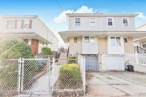 Photo of 954 Clove Road, Staten Island, NY 10301 (MLS # 2406758)