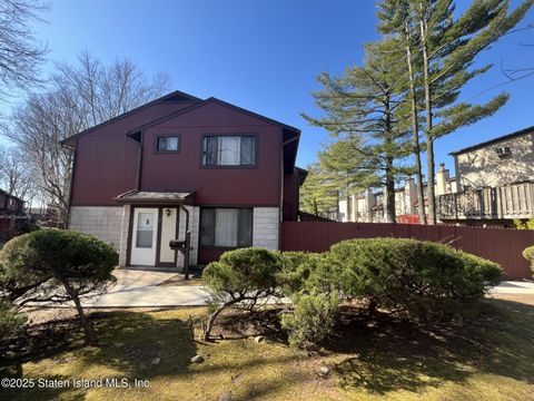 Photo of 2 Belmar Drive E, Staten Island, NY 10314 (MLS # 2501246)