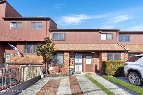 Photo of 985 W Fingerboard Road, Staten Island, NY 10304 (MLS # 2400677)