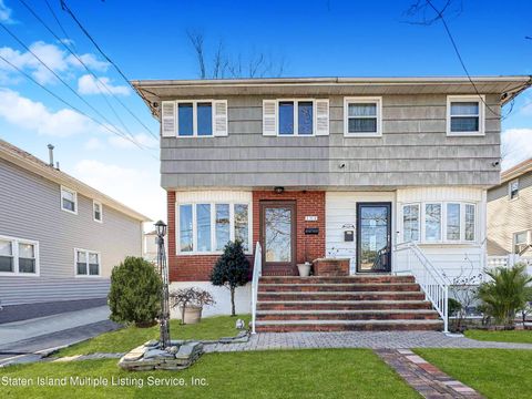 Photo of 194 Robinson Avenue, Staten Island, NY 10312 (MLS # 2400699)