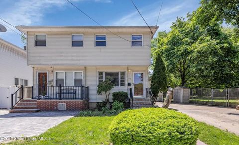 Photo of 118 Stobe Avenue, Staten Island, NY 10306 (MLS # 2505628)