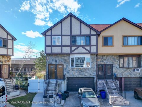 Photo of 101 Gary Court, Staten Island, NY 10314 (MLS # 2401226)
