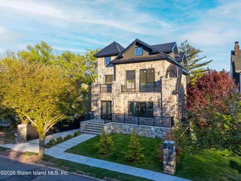 Photo of 18 Shore Acres Road, Staten Island, NY 10305 (MLS # 2602451)