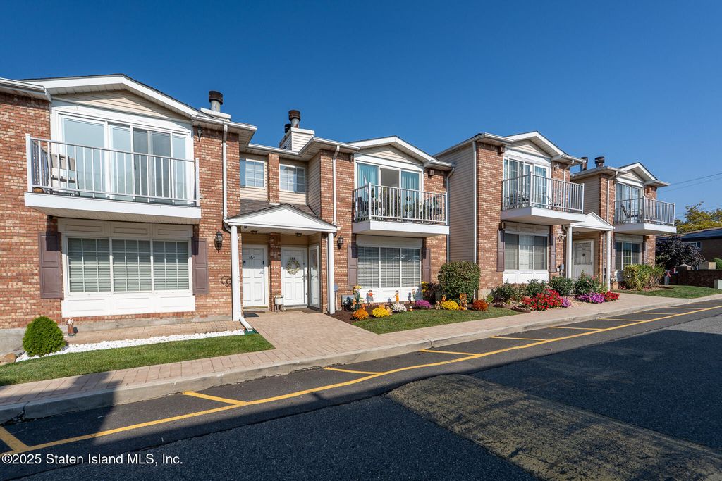 Photo of 14 Saturn Lane, Staten Island, NY 10314 (MLS # 2505582)