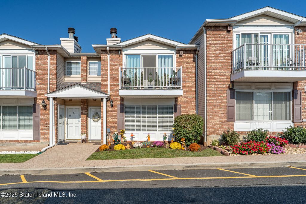 Photo of 14 Saturn Lane, Staten Island, NY 10314 (MLS # 2505582)