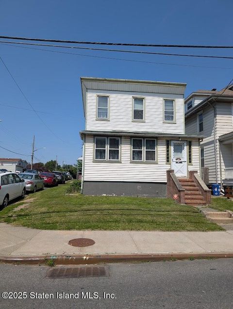Photo of 2011 Clove Road, Staten Island, NY 10304 (MLS # 2503311)