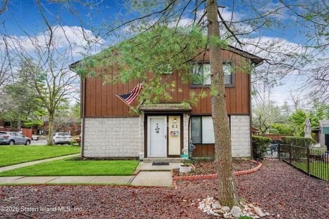 Photo of 82 Belmar Drive W, Staten Island, NY 10314 (MLS # 2601323)