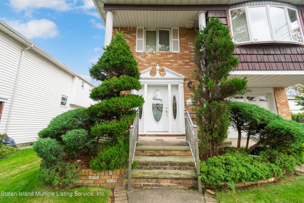 Photo of 143 Fields Avenue, Staten Island, NY 10314 (MLS # 1164808)