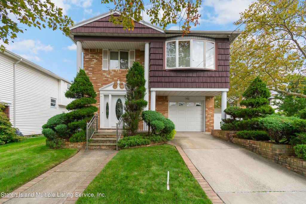 Photo of 143 Fields Avenue, Staten Island, NY 10314 (MLS # 1164808)