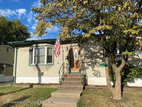 Photo of 111 Regan Avenue, Staten Island, NY 10310 (MLS # 1160036)