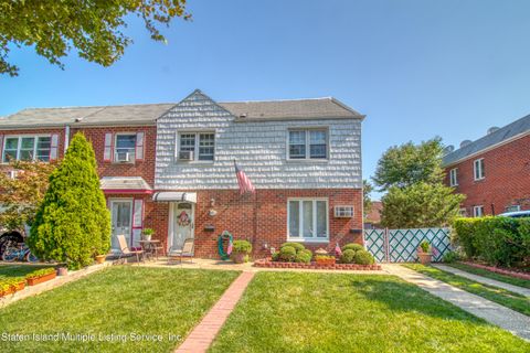 Photo of 65 Comstock Avenue, Staten Island, NY 10314 (MLS # 1163422)