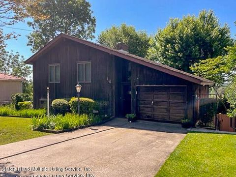 Photo of 16 Manor Court, Staten Island, NY 10306 (MLS # 1162799)