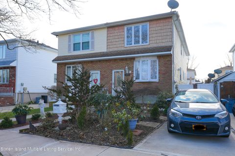 Photo of 490 Dongan Hills Avenue, Staten Island, NY 10305 (MLS # 1160089)