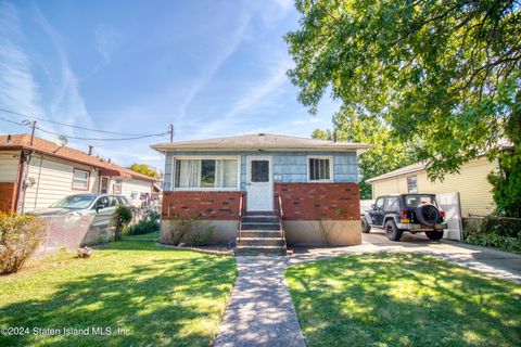 Photo of 327 South Avenue, Staten Island, NY 10303 (MLS # 2405175)