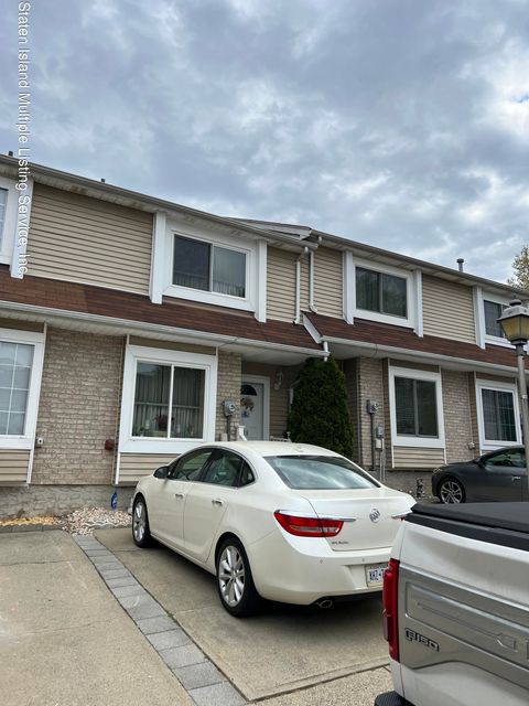 Photo of 18 Heather Court, Staten Island, NY 10303 (MLS # 1161543)