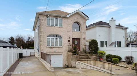 Photo of 4796 Hylan Boulevard, Staten Island, NY 10312 (MLS # 2506353)