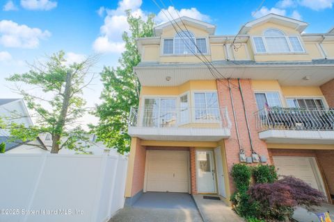 Photo of 24 Ostrich Court, Staten Island, NY 10309 (MLS # 2503294)