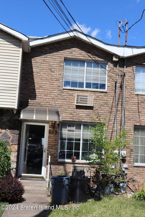Photo of 659 Tompkins Avenue, Staten Island, NY 10305 (MLS # 2403282)