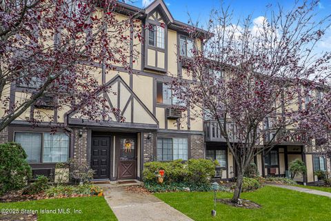 Photo of 22 Elmwood Park Drive, Staten Island, NY 10314 (MLS # 2506836)