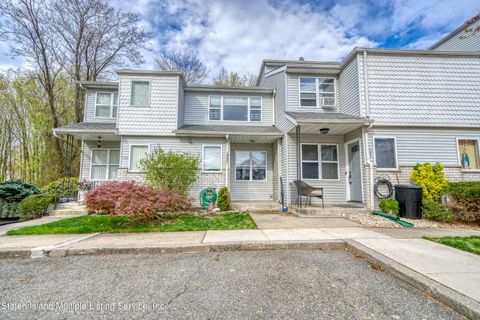 Photo of 205 Lorraine Loop, Staten Island, NY 10309 (MLS # 1161530)