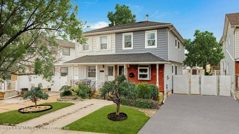 Photo of 270 Cortelyou Avenue, Staten Island, NY 10312 (MLS # 2401086)