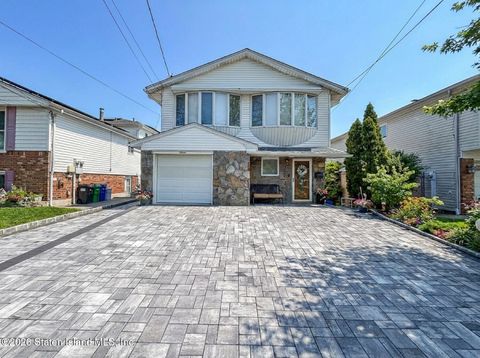 Photo of 11 Firth Road, Staten Island, NY 10314 (MLS # 2600287)