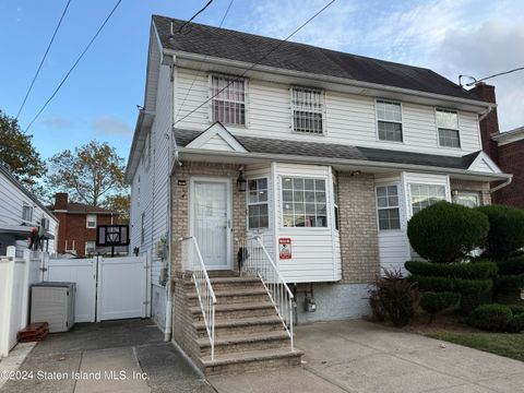 Photo of 102 Weed Avenue, Staten Island, NY 10306 (MLS # 2406077)