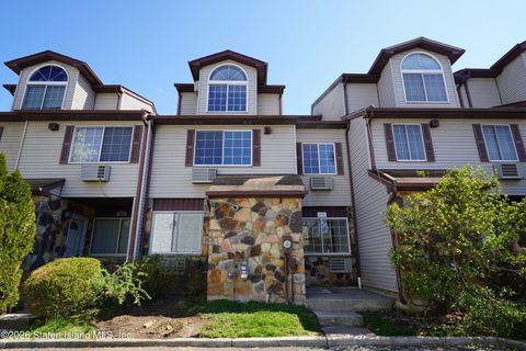 Photo of 27 Croft Court, Staten Island, NY 10306 (MLS # 2601805)