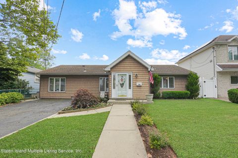 Photo of 296 Montreal Avenue, Staten Island, NY 10306 (MLS # 1163344)