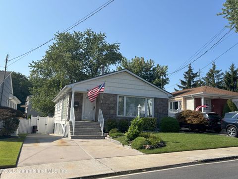 Photo of 357 Woodrow Road, Staten Island, NY 10312 (MLS # 2504793)