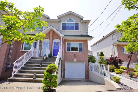 Photo of 46 Endview Street, Staten Island, NY 10312 (MLS # 2401051)