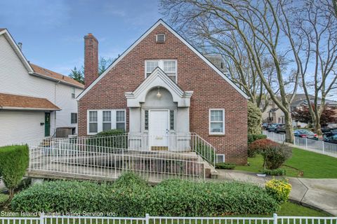 Photo of 296 Clawson Street, Staten Island, NY 10306 (MLS # 1158819)