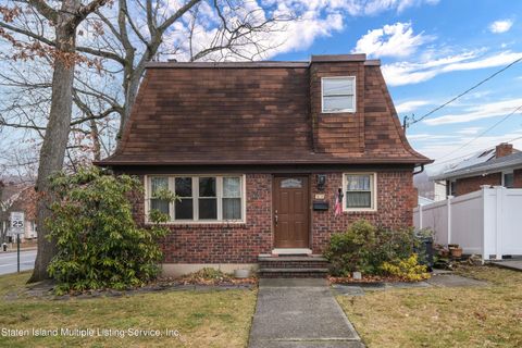 Photo of 77 Ardsley Street, Staten Island, NY 10306 (MLS # 1160411)