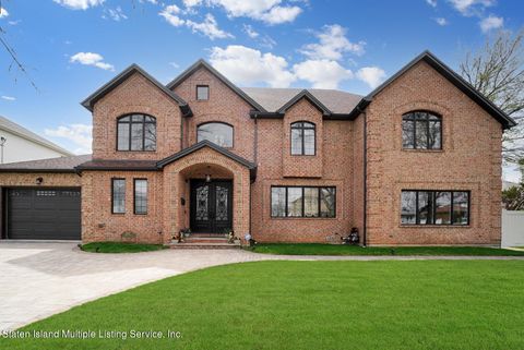 Photo of 262 Ramona Avenue, Staten Island, NY 10312 (MLS # 2400927)