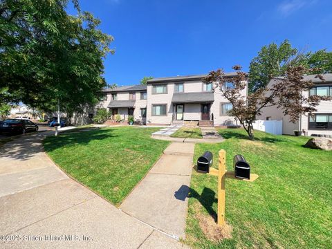 Photo of 37 Charleston Avenue, Staten Island, NY 10309 (MLS # 2505265)