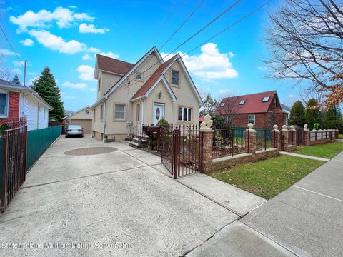 Photo of 218 Princeton Avenue, Staten Island, NY 10306 (MLS # 1160344)