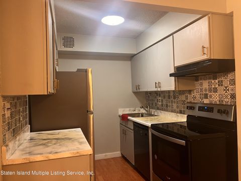 Photo of 490 Clove Road #2e, Staten Island, NY 10314 (MLS # 1159537)