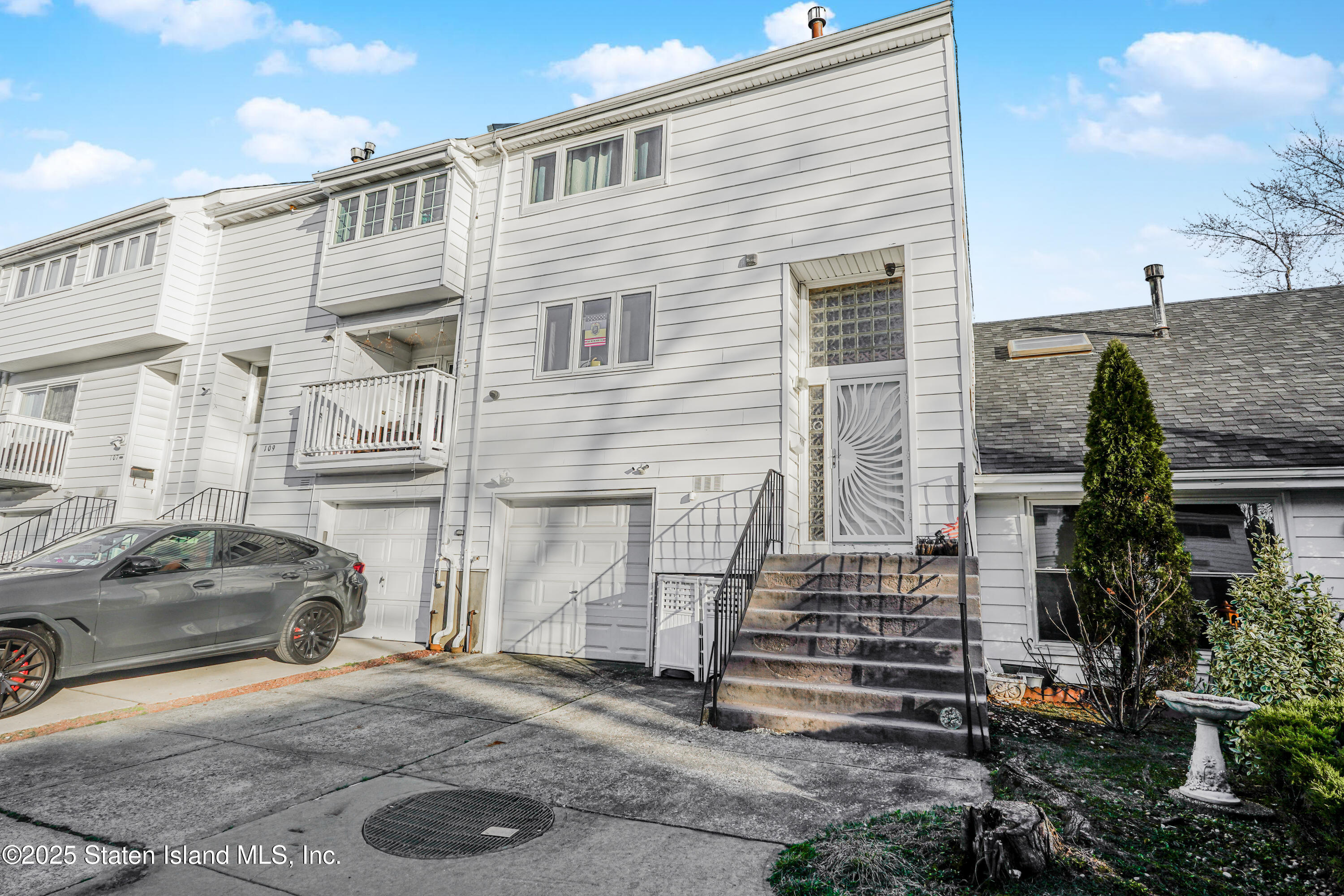 111 Hampton Green, Staten Island, New York image 2