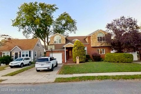 Photo of 257 Locust Avenue, Staten Island, NY 10306 (MLS # 2506302)