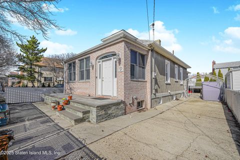 Photo of 369 Cromwell Avenue, Staten Island, NY 10305 (MLS # 2501582)