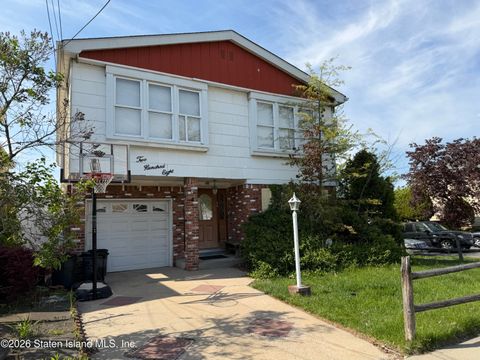 Photo of 208 Kelly Boulevard, Staten Island, NY 10314 (MLS # 2602214)