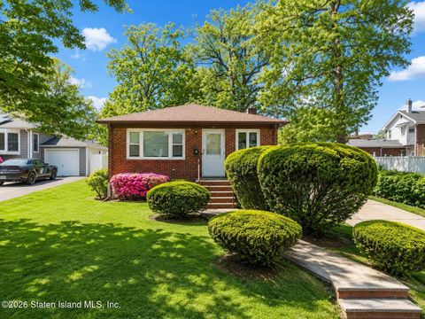 Photo of 77 Acorn Street, Staten Island, NY 10306 (MLS # 2602557)