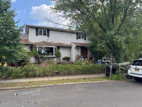 Photo of 104 Sneden Avenue, Staten Island, NY 10312 (MLS # 2600363)