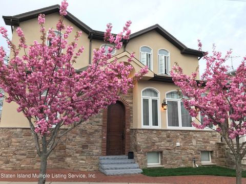 Photo of 213 Lincoln Avenue, Staten Island, NY 10306 (MLS # 1160704)