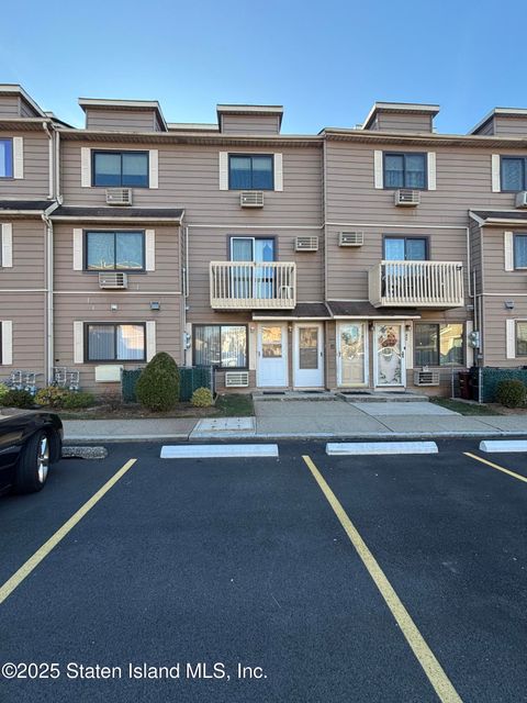 Photo of 38 Daffodil Lane, Staten Island, NY 10314 (MLS # 2507110)