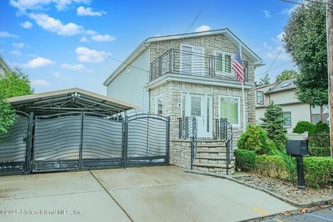 Photo of 246 Melvin Avenue, Staten Island, NY 10314 (MLS # 2506090)