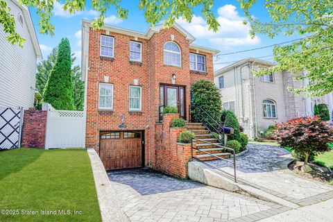 Photo of 450 Pendale Street, Staten Island, NY 10306 (MLS # 2503516)