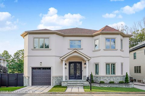 Photo of 107 Hanover Avenue, Staten Island, NY 10309 (MLS # 2505380)